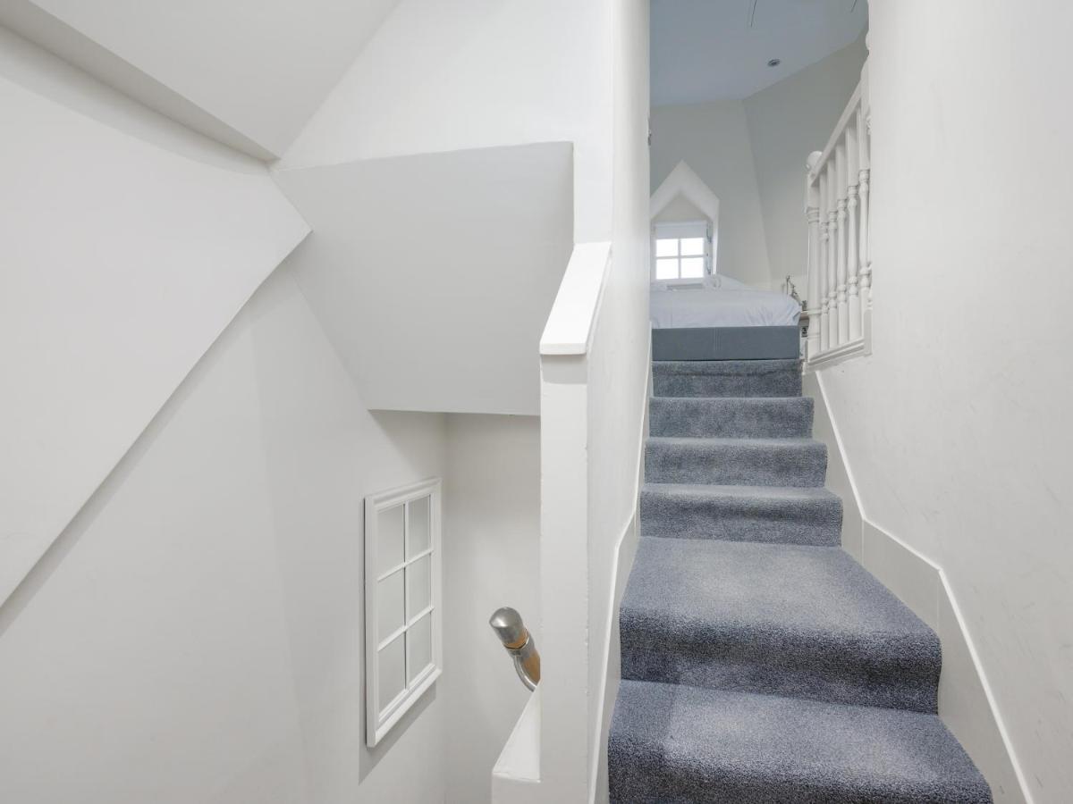 Pass The Keys Historic Ramsay Garden Apt With Balcony Views 爱丁堡 外观 照片