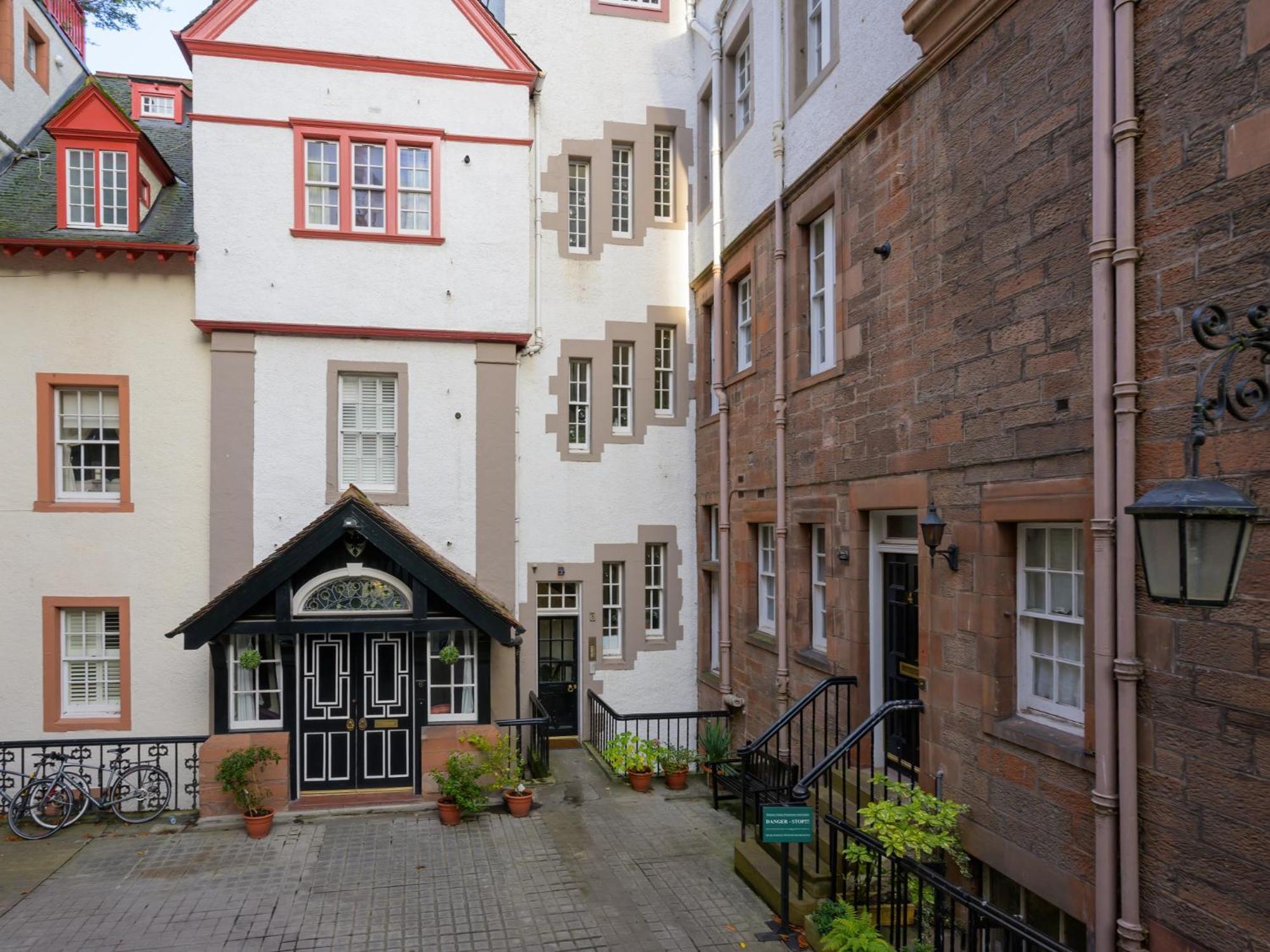 Pass The Keys Historic Ramsay Garden Apt With Balcony Views 爱丁堡 外观 照片
